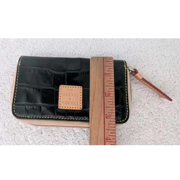 Dooney & Bourke Black Croc Embossed Leather Zip Wallet EUC - Picture 4 of 5